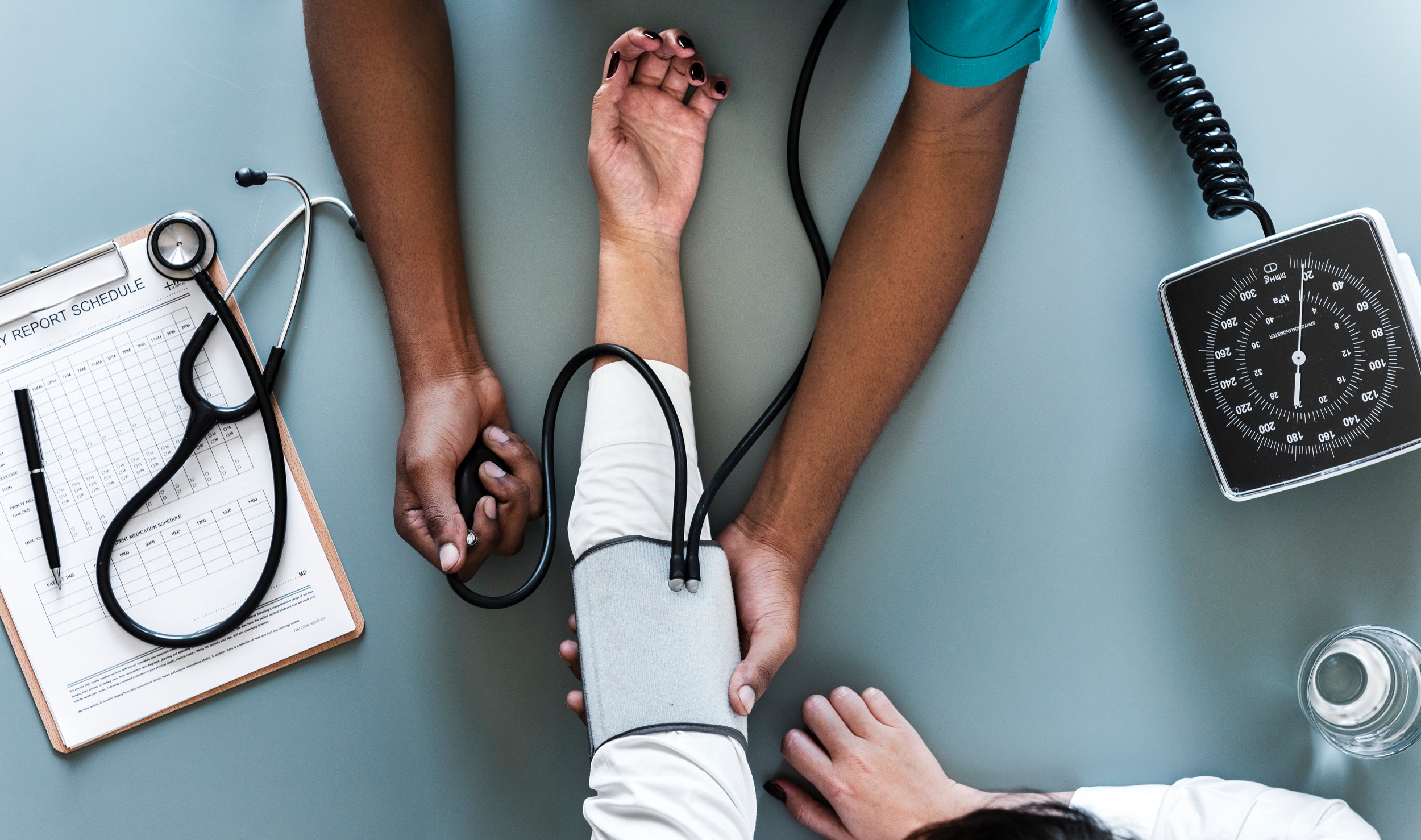 Läkare tar blodtryck på patient