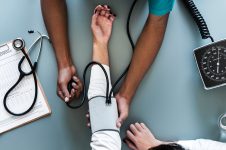 Läkare tar blodtryck på patient