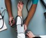 Läkare tar blodtryck på patient